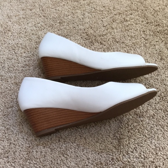 JG SZ 5.5 white open toe shoes. - Picture 3 of 6